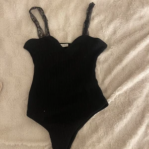 Svart body linne - Snyggaste bodyn någonsin!!! Men tyvärr gillar jag inre bodys och har använt denna en gång, därav till salu☺️