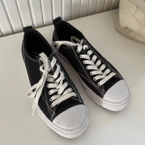 Sneakers  - Kommer inte till användning, har ett par i beige också!