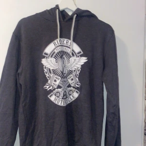 Tunn hoodie - En fin tunn hoodie. Den är i fint skick o har inga tecken på defekter!💗 köpt från killavdelningen.