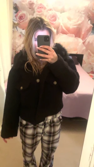 Meotine liknande jacka - Meotine liknande jacka ifrån Chelsea. Väldigt tjock och varm. Pälsen går inte av. Köpt för 900