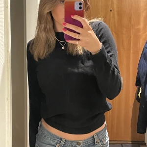 Svart tröja  - Inte tjockare långärmad tröja som sitter så snyggt! Dock använd fåtal gånger!