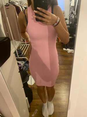 Klänning - Rosa fin kläning inga skavanker eller liknande den e som ny aldrig använd!.💓