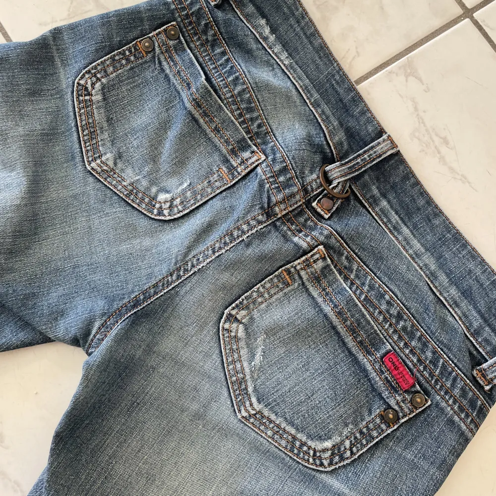 säljer dessa så så snygga jeansen som tyvärr inte passade mig 😭 lågmidjade bootcut och har de absolut snyggaste detaljerna! skriv för mer frågor/bilder!!. Jeans & Byxor.