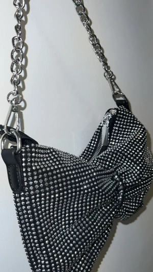 Silvrig/svart ”Glittrig” handväska - Aldrig använd