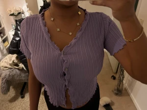 Jätte gullig lila topp - Super gullig virkad lila topp som är i helt nytt skick använd ett fåtal gånger!