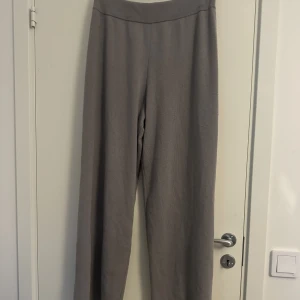 Stickade byxor  - Ett par tjocka mysbyxor från H&M i storlek M. Vida ben.