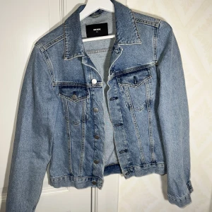 Fin denim jacka strl XS - Fin denim jacka från Zara strl XS. 