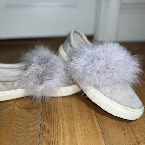 Lila fluffskor strl 39 - Fina lila fluffskor från River Island strl 39, skulle säga att dom är lite små i storleken mer som en 38a. 