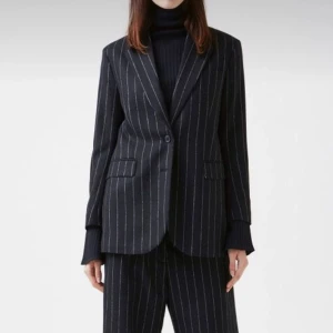 Svart Oversized blazer  - Säljer en svartrandig blazer från nakd i storlek 34, det är Nicci Hernestigs  kollektion, köparen står för frakten 