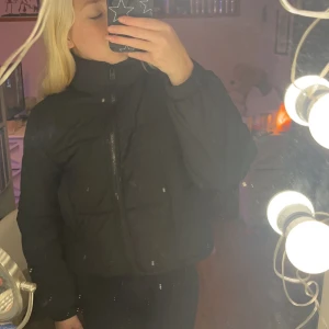 Varm dunjacka - En varm jacka i stl 146/152, säljer då den inte används men den är som i helt nyskick. Nypris 399kr & säljes för 150, passar väldigt bra till dom kallaste dagarna under vintern