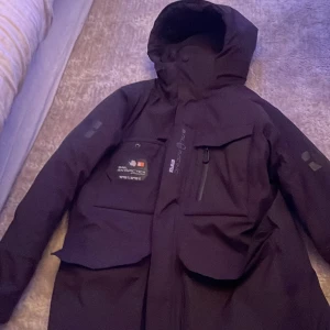 vinterjacka  - säljer min sailracing jacka i storlek 168. säljer pågrund av att den inte kommer till användning och köpt en ny! väldigt sparsamt använd, inga defekter eller något. som ny.