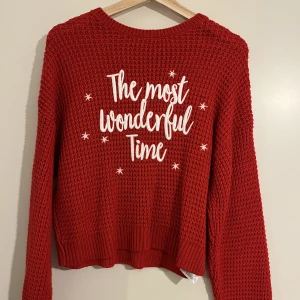 Jul tröja - ”The most wonderful time” jul tröja inköp förra året som jag inte längre använder. Storlek M. Använd en gång. Som ny hör mer än gärna va er om ni har frågor eller tycker något är oklart❤️
