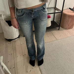 Lågmidjade bootcut jeans - Från märket Lee Midjemått: 78cm  Innerbenslängd: 80cm 