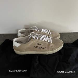 Säljer mina beiga Saint Laurent skor i storlek 40, passar 41. De är i mycket fint skick, endast använda några gånger. Två dustbags medföljer. Nypris: ca 7000kr, mitt pris: 2999kr.