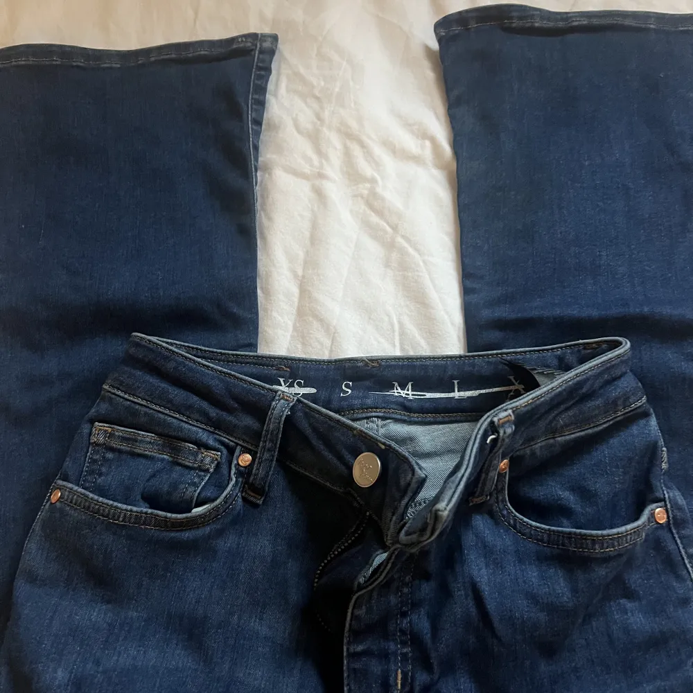 Helt oanvända bootcut jeans frpn bikbok! De är i storlek S och tror att det är längd 33, jag är 170😊Jag fraktar endast hör av er om ni har frågor❤️. Jeans & Byxor.