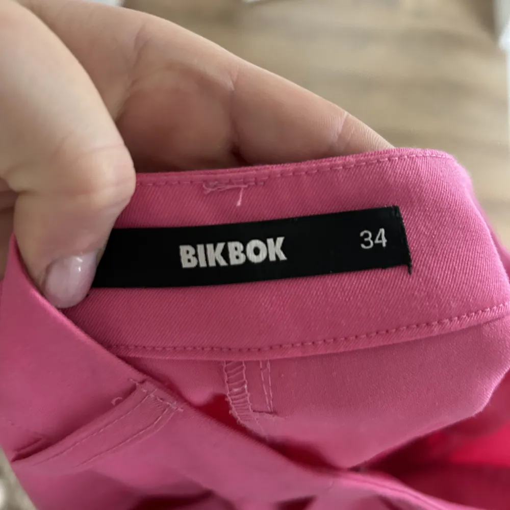 Jätte fina kostymbyxor från BikBok, sitter super skönt! . Jeans & Byxor.
