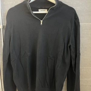 Jack and Jones half zip  - Säljer en Jack and Jones half zip storlek S , sparsamt andvänd. Fler bilder kan fås vid intresse