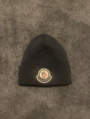Moncler mössa - Säljer denna moncler mössan fint skick legat i gaderoben i ca ett år! Helt slut såld överallt nypris ca 3000