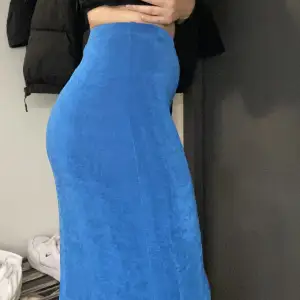 Snyyygggg kjol som inte kommer till användning. Mellan blå och marine blå.  Säljer även i svart! Passform är som den gröna (sista bilden)