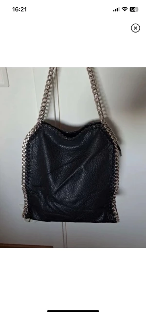 Tiamo väsla - Sparsamt använd väska som inte komemr till användning längre, får plats med det mesta, passar även till allt