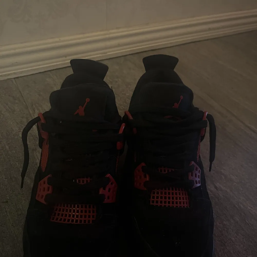 Jordan 4 red thunder som jag köpte av en på plick, vet inte om de är äkta därför säljer jag de billigare🔥 Strl 39. Skor.