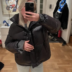 Puffferjacket - Super snygg puffer jacket från Gant i svart som är super varm och skön. Nypris 3000kr. Som ny💕💕