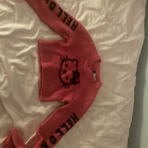 Stickad Mörkrosa hellokitty tröja  - I bra skick