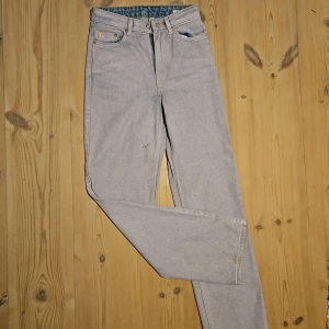 Lila tintade vida jeans - Använda ett fåtal gånger. Ett litet märke som visas på bild. Från weekday av modellen "Rowe extra high straight jeans"