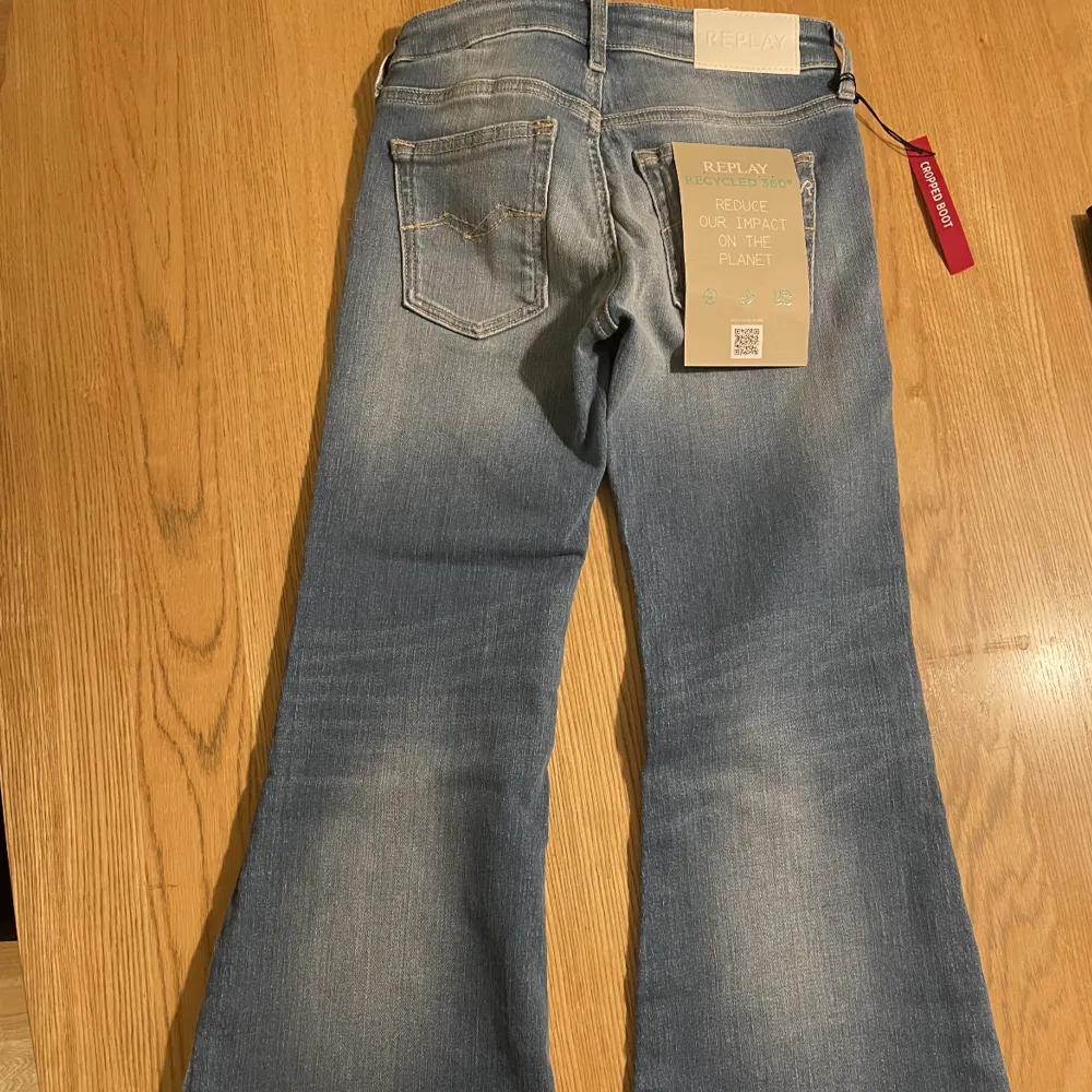 jag säljer dessa jättefina replay jeans i storlek: 12 år (150cm) men de är tyvärr för korta för mig, jag har aldrig använt de utan bara provat de! lapparna är kvar. original pris: 1100. Jeans & Byxor.