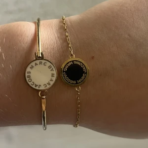 Marc Jacobs  - Säljer dessa två Marc Jacobs armband för 200 kr styck!💘