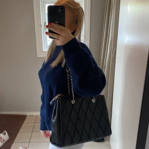 Väska - Säljer denna fina väskan pågrund av att jag inte använder den💓 jättefin använd ca 3 gånger inga skador vad jag kan se köptes för 500kr säljer för 300kr priset kan diskuteras💓