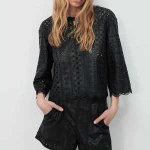 Blus skinnimitation Zara - Så snygg blus i skinnimitation med hålbroderier från Zara. 🤍🤍🤍