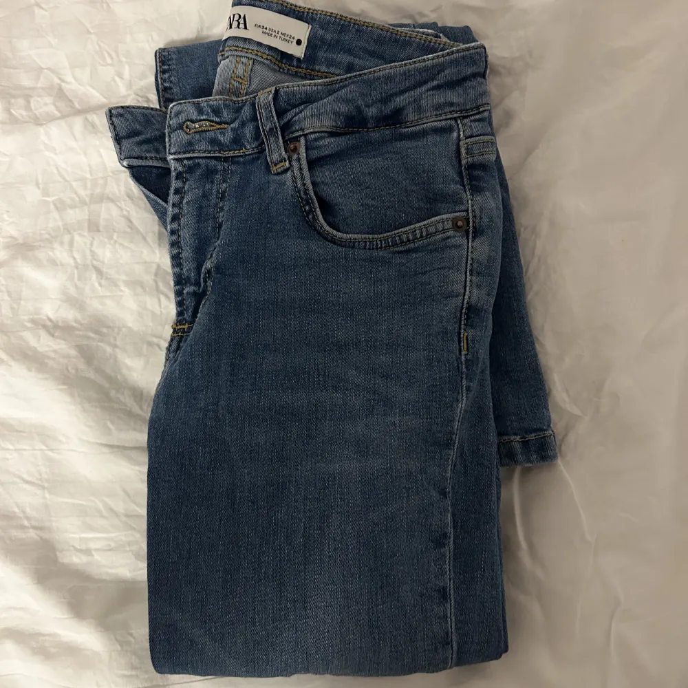 De populära Zara low waist jeansen, finns inte på hemsidan. Stl 34, använda ca 5ggr. Tyvärr försmå därav ingen bild på.. Jeans & Byxor.