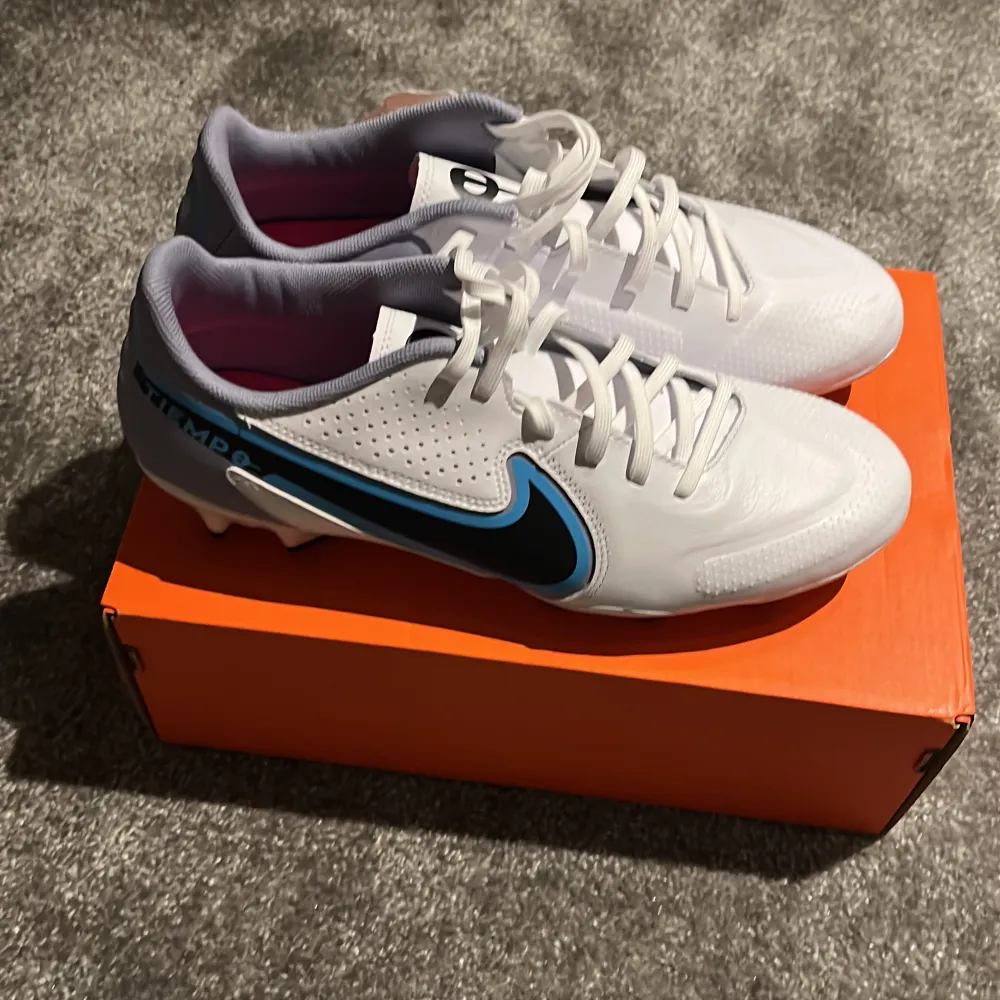 Helt oanvända fotbollsskor (Nike tiempo) Storlek 41. Originalpris 600-700kr. Jag säljer för 300. Skor.