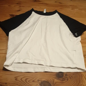 Kortärmad svart vit t-shirt - En ganska så kort t-shirt som är svart och vit. Från HM.