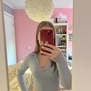 Långärmad tröja med urringning - En fin tröja i blått utan defekter. Skriv om man vill ha mått!<3