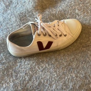 Veja skor - Hej! Säljer ett par Veja skor i storlek 39. Lite slitna men går att använda, säljer pågrund av att dom är för små för mig. Skriv om ni har några funderingar 💘