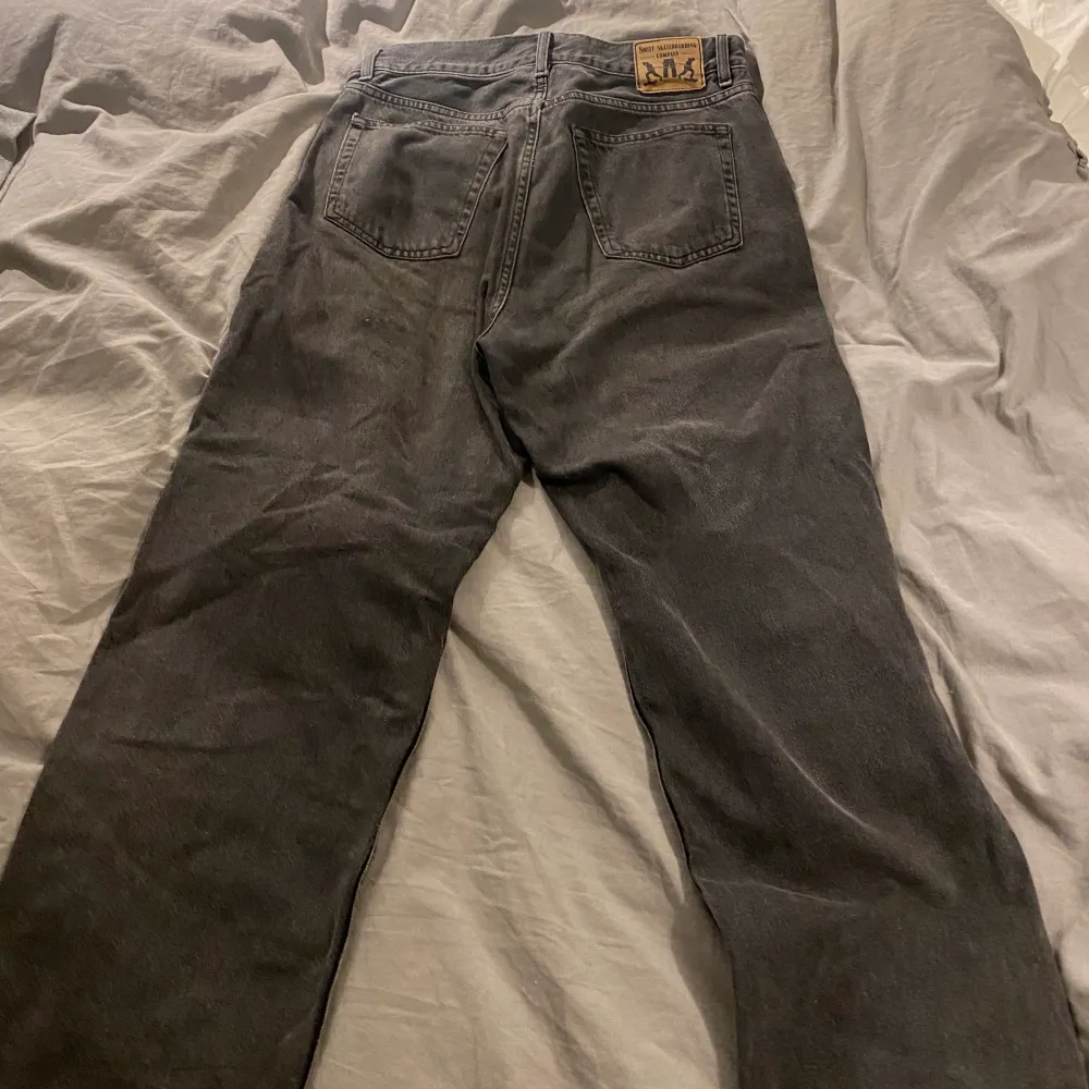 Den lilla fickan inne i högra fickan har gått sönder med det är inget synligt  Annars i jätte fint skick. Jeans & Byxor.