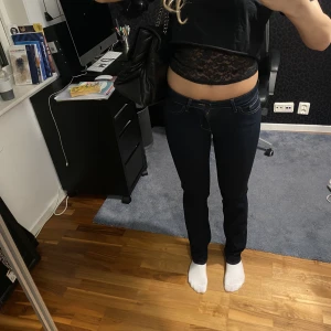 Levisjeans - Säljer dessa raka lågmidjade levis jeansen i storlek 26. Modellen är Straight 714.