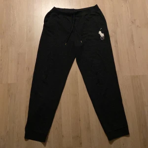 Ralph lauren byxor - Säljer nu mina Ralph lauren byxor eftersom att dom inte kommer till så mycket använda här. De är i bra skick och säljs för ett väldigt bra pris 