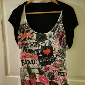 Topp - Unik topp i mycket fint skick!  Storleken passar en 14-15 åring.