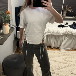 Hm t shirt  - Såå cool hm t shirt med knytning🪩🪩passar till allt!