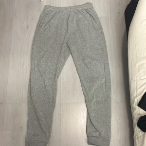 Mjukis byxor  - Mjukis byxor med fickor på framsidan 