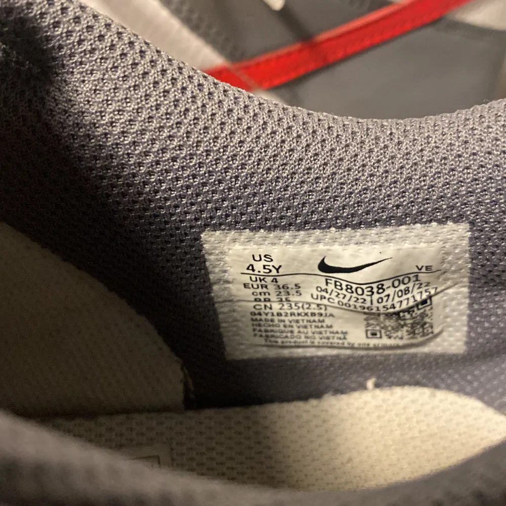 Snygga Nike dunk low i vit/grå med röda detaljer. Använda några få ggr och i fint skick. . Skor.