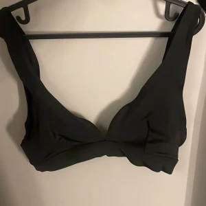 Bikini topp - Fin svart bikini topp som är skön och snygg på. Den är för stor för mig och därför har jag inte andvänt den. Mycket bra skick. 