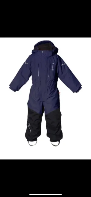 Vinteroverall Isbjörn Penguin - Stl 128 Färg Marinblå Nyskick  Saknar fothällor men finns att köpa nya för 49kr