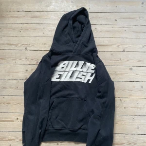 Billie eilish hoodie - KÖPAREN STÅR FÖR FRAKTEN! billie eilish hoodie från hm, är lite noppig i tyget.