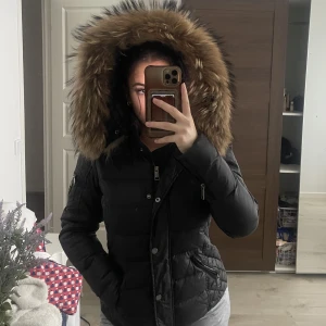 Rockandblue - Rockandblue jacka. Kort modell storlek 34. Använd men i bra skick, enda defekten är att vissa dragkedjor tappat lite färg. Be om fler bilder om intresserad. Nypris: 4200kr