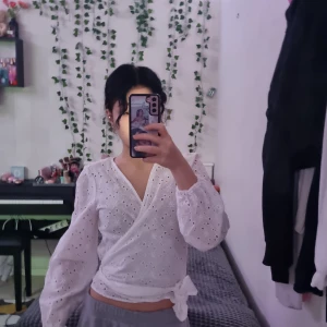 Vit blus  - En fin blues från Bik Bok i färgen vit med storleken Xs. Kan även passa för lite mindre eller lite större storlek då man kan knyta den hur hårt man vill att den ska sitta 🫶