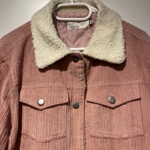 Rosa manchesterjacka - Rosa manchesterjacka med teddy detaljer i storlek 42. Fint skick! 🩷